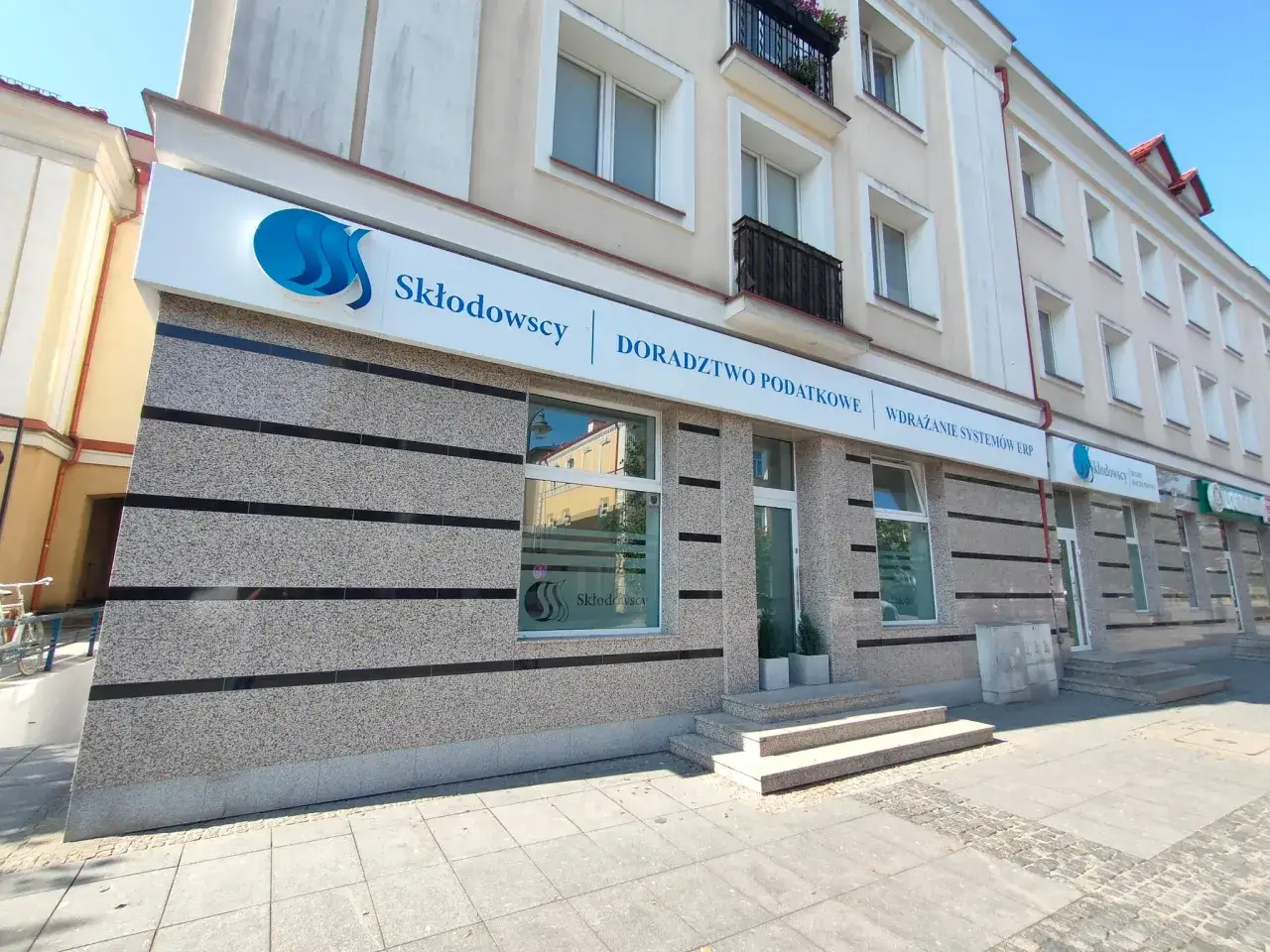 Elegancki budynek z szyldem 