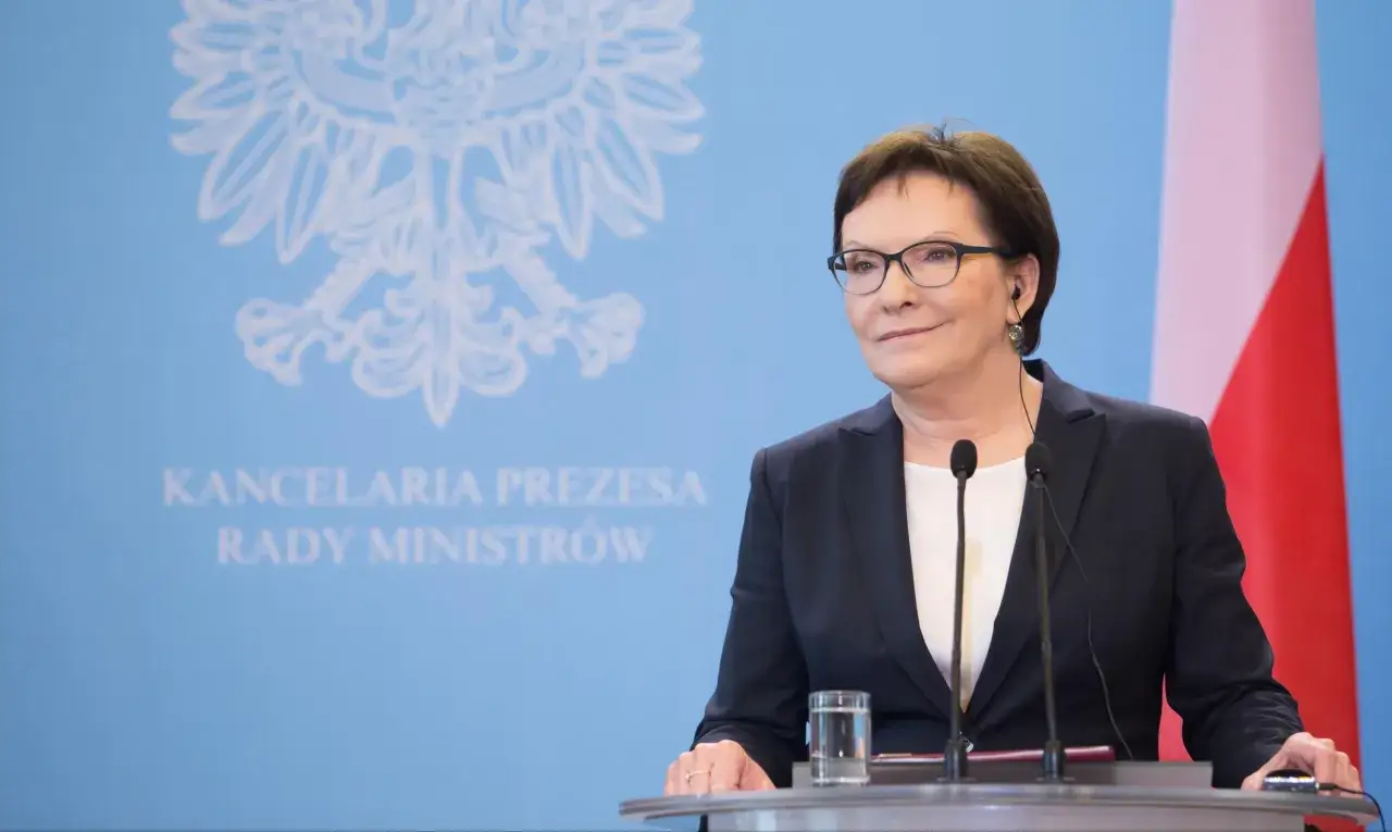 Kobieta w okularach, w garniturze, przemawia na tle godła Polski. To ona, wraz z rządem, kształtowała Polskę, kto rządził w latach 2007-2015.