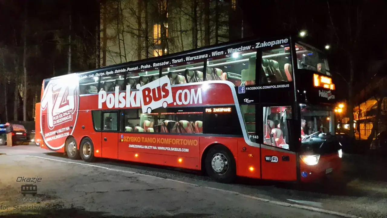 Czerwony autokar piętrowy PolskiBus.com z napisem