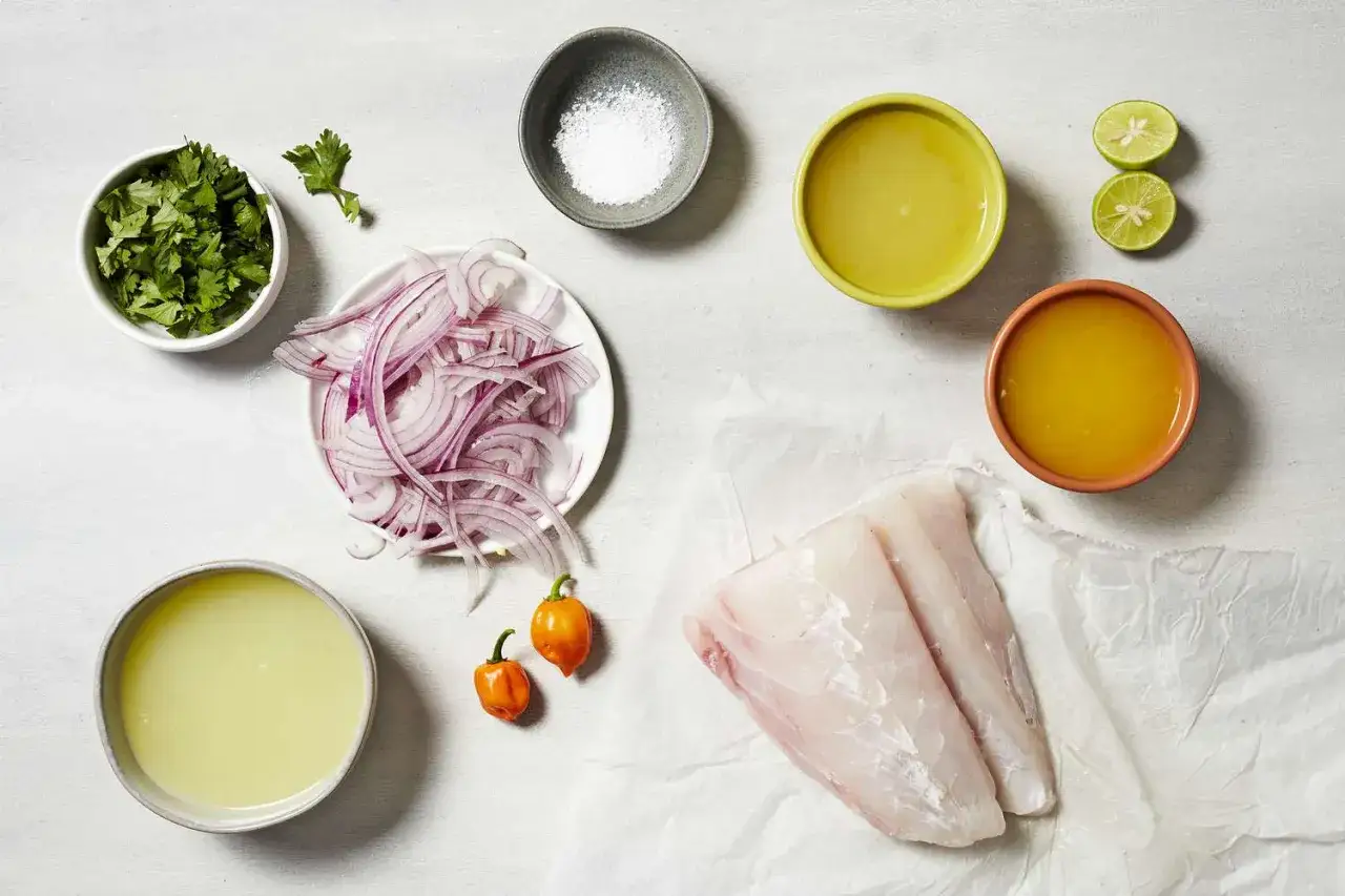Ingredienser f&ouml;r leche de tigre: r&aring; fisk, lime, chili, l&ouml;k, koriander och salt.