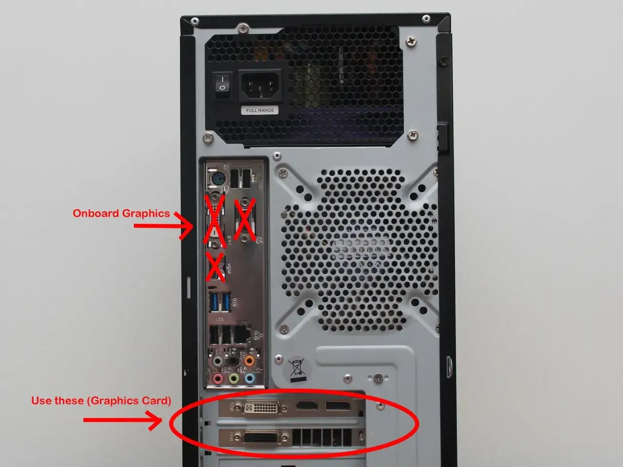 Aby podłączyć monitor do komputera stacjonarnego, użyj portów karty graficznej (HDMI, DVI) na dole obudowy, a nie portów