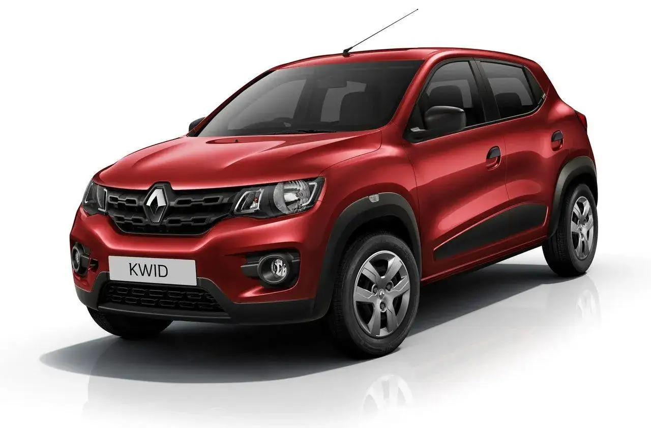 Czerwony Renault Kwid z czarnymi akcentami i felgami, gotowy na miejskie przygody.