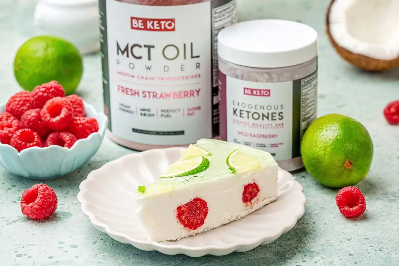 Keto sernik na zimno z malinami i limonką, obok produkty Be Keto: MCT Oil Powder i Exogenous Ketones.