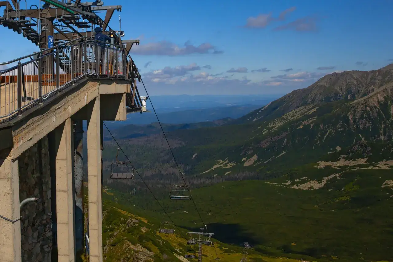 Kolejka linowa na Kasprowy Wierch działa, a widok na Tatry zapiera dech.