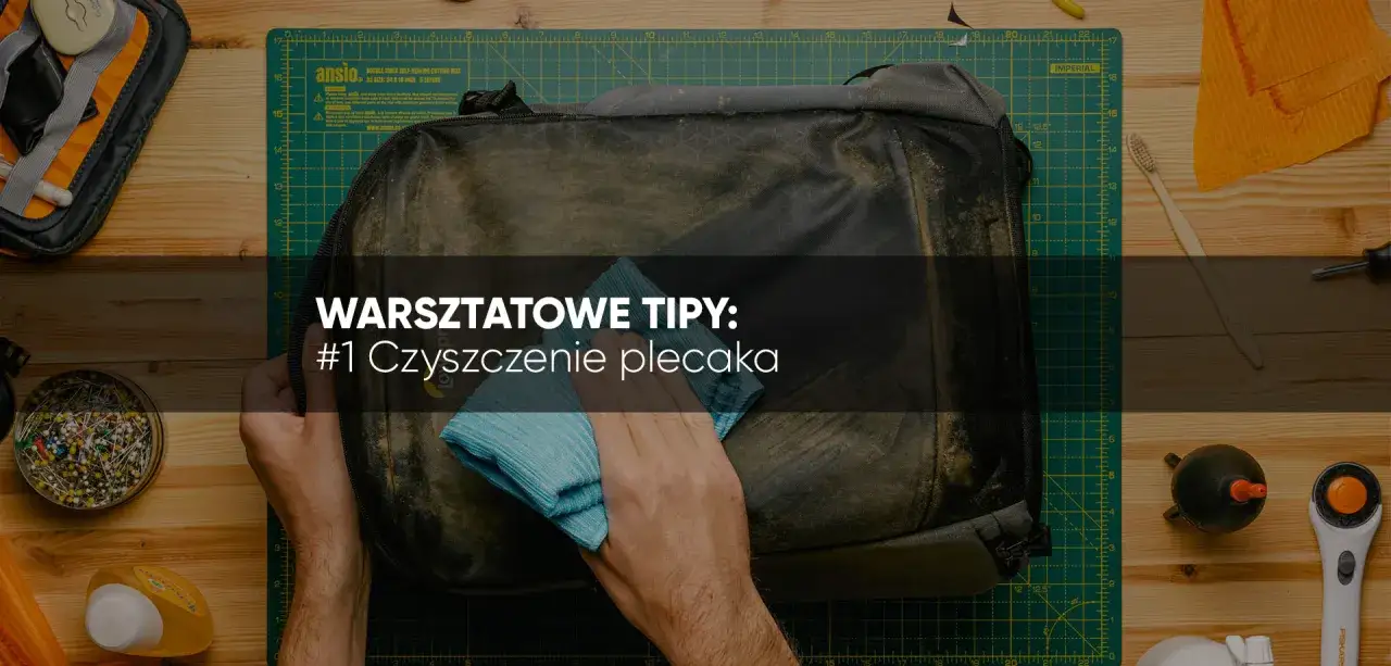 Ręce czyszczą brudny plecak niebieską ściereczką. Dowiedz się, jak prać plecak, by wyglądał jak nowy.