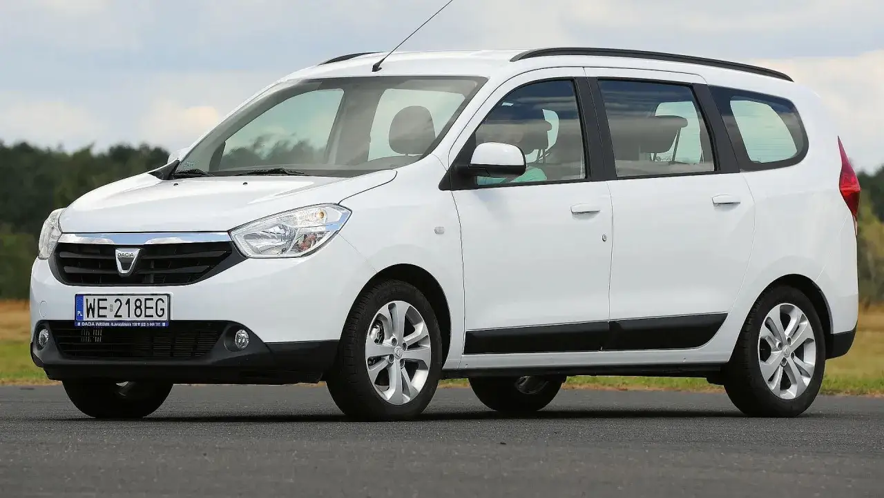 Biały van Dacia Lodgy, najmniej awaryjny van 7-osobowy, na drodze.
