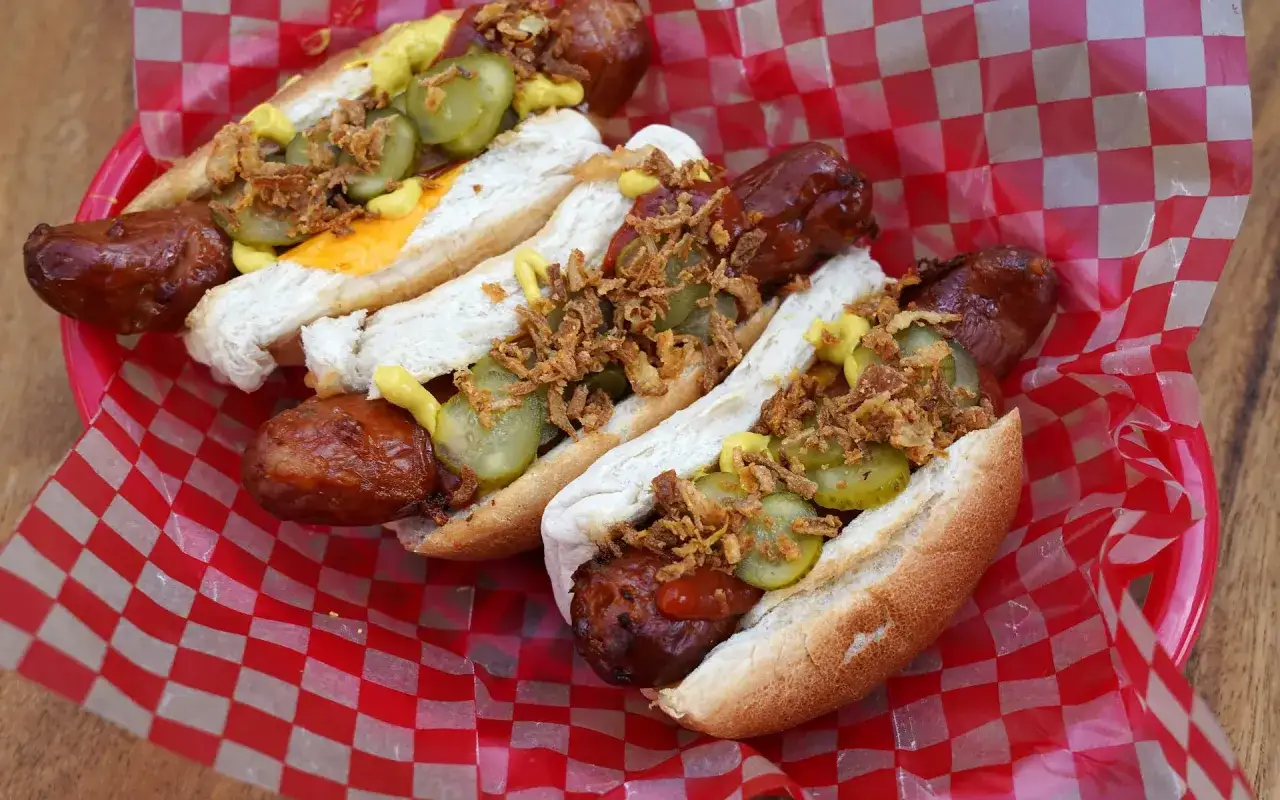 Heißer **hot dog airfryer** Genuss: saftige Würstchen im Brötchen mit Gurken, Röstzwiebeln und Senf.