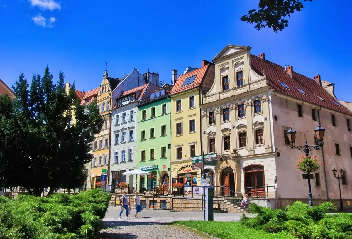 Kolorowe kamienice i zieleń tworzą urokliwy krajobraz. Złotoryja atrakcje zachęcają do spaceru po rynku.