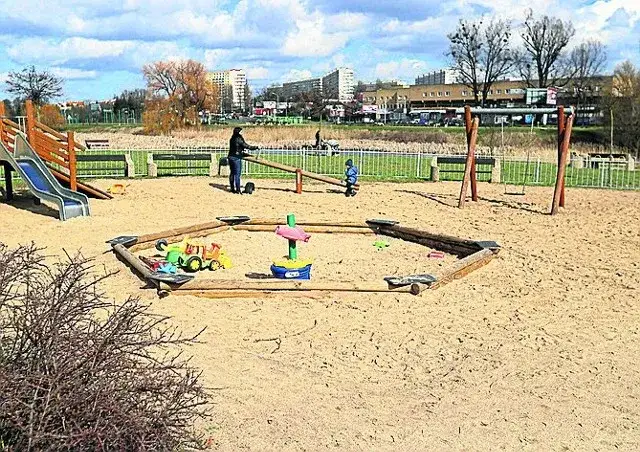 Przegląd techniczny placu zabaw wymiana piasku