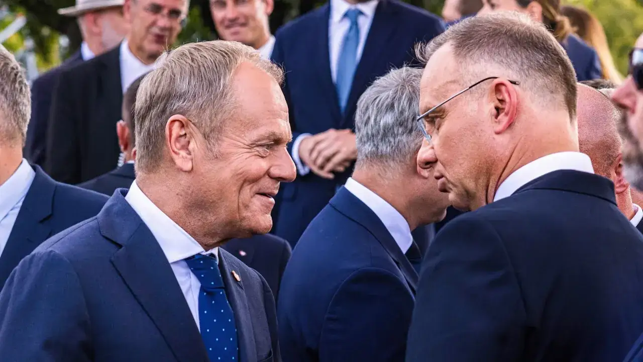 Duda i Tusk w garniturach. Czy to symbol unikania wspólnych konferencji prasowych?
