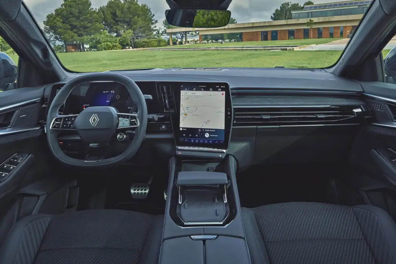 Wnętrze Renault Austral z dużym ekranem multimedialnym i nawigacją. Sprawdź aktualną renault austral cena i wyposażenie.