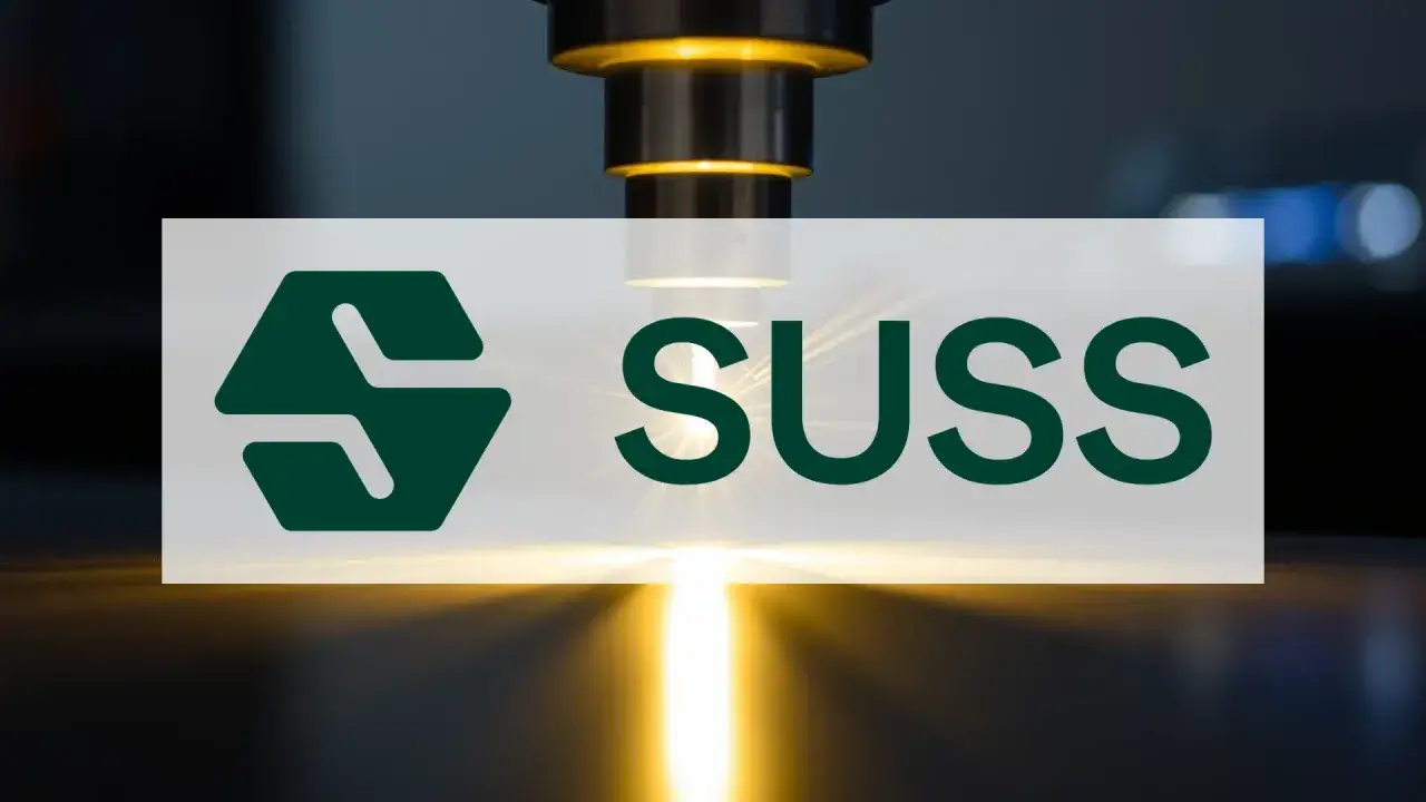 SUSS MicroTec Aktie: Ein heller Lichtstrahl durchbricht die Dunkelheit, beleuchtet das SUSS-Logo und symbolisiert Innovation in der Mikroelektronik.