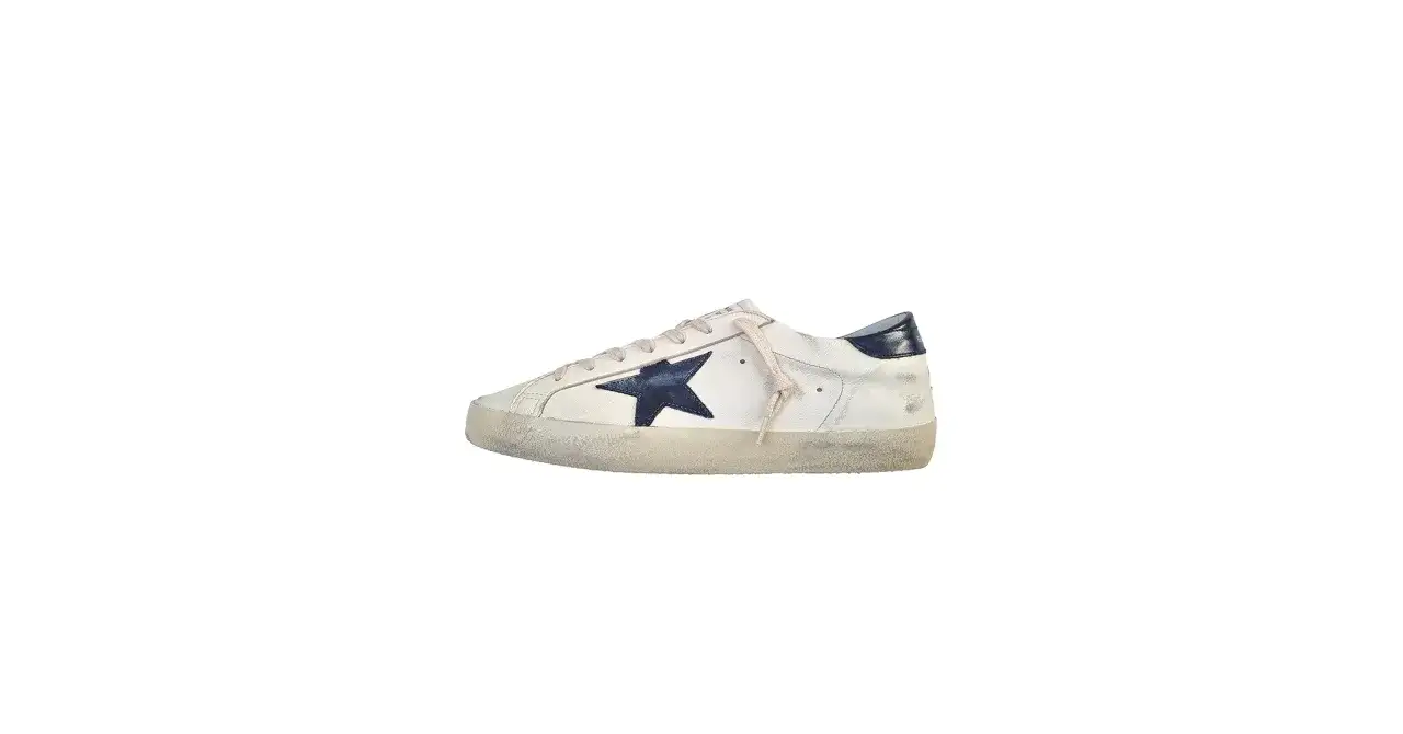 Białe sneakersy z granatową gwiazdką, znane jako buty z gwiazdką, to stylowy wybór.