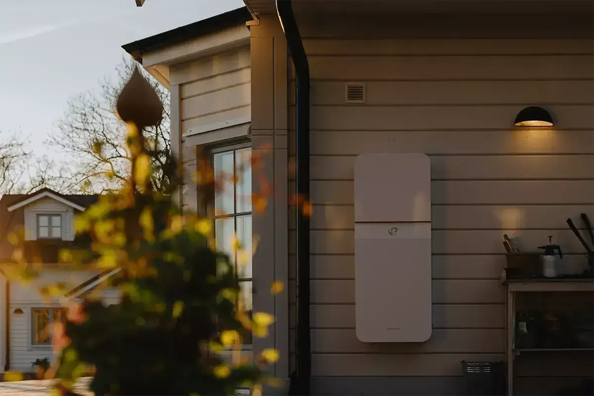 Vit, rektangul&auml;r energilagringsenhet monterad p&aring; husv&auml;gg. Olika batteri storlekar finns tillg&auml;ngliga f&ouml;r att passa dina behov.