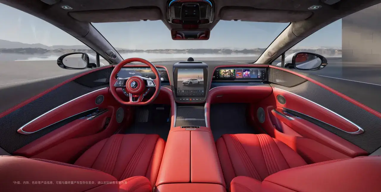 Luxuri&ouml;ses rotes Interieur des BYD Yangwang U7 mit gro&szlig;en Bildschirmen und futuristischem Design.
