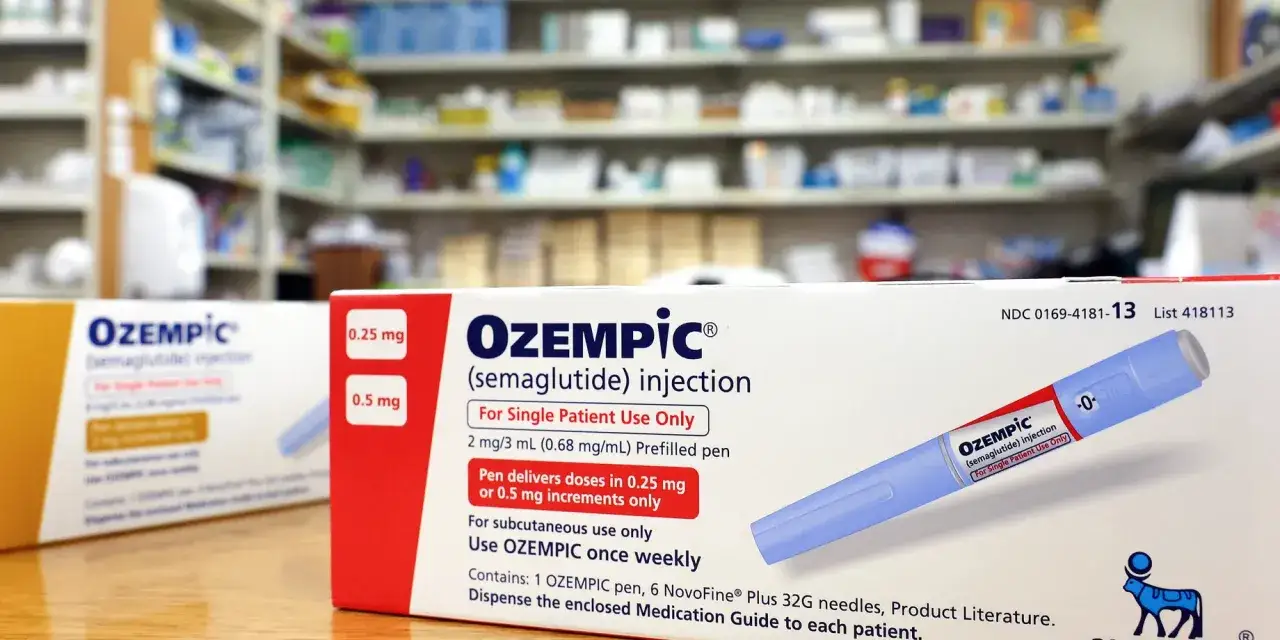 Opakowania leku Ozempic (semaglutyd) na półce aptecznej. Lista leków przeciwzakrzepowych zawiera ten preparat.