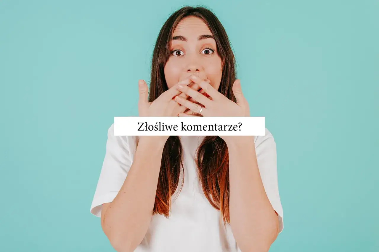 Zaskoczona kobieta zakrywa usta. Jak reagować na docinki złośliwości uszczypliwości?