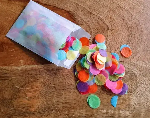 różne rodzaje konfetti z papieru i materiałów naturalnych