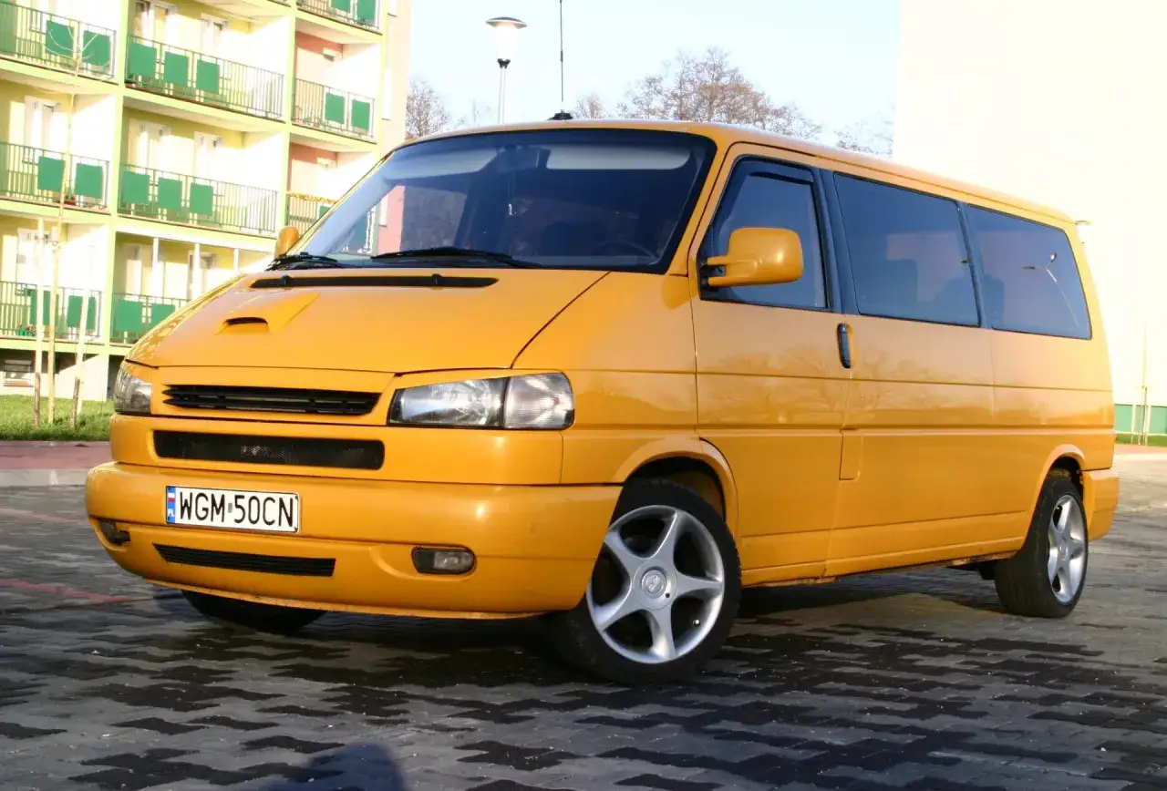 Ż&oacute;łty bus, idealny na rodzinne wyjazdy, może być Twoim wymarzonym transportem. Jaki bus do 10 tys. znajdziesz w najlepszym stanie?