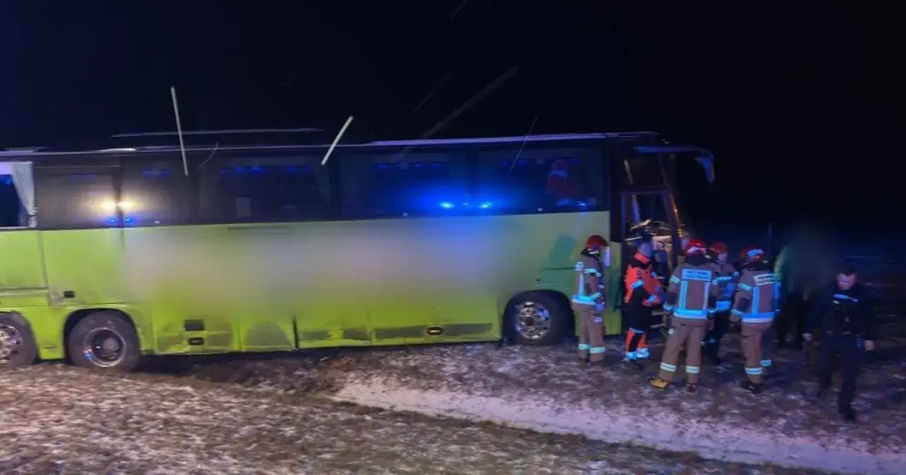 Autokar z niebieskimi światłami awaryjnymi stoi na poboczu. Strażacy w akcji. Zastanawiasz się, ile może jechać autokar na autostradzie?
