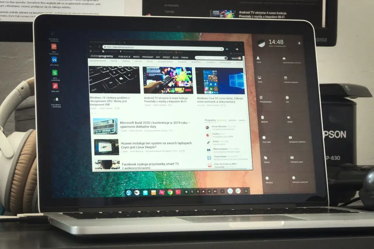 Stary laptop z otwartą przeglądarką i ikonami programów. Zastanawiasz się, co zrobić ze starego laptopa? Może warto go odświeżyć i zainstalować nowy system?