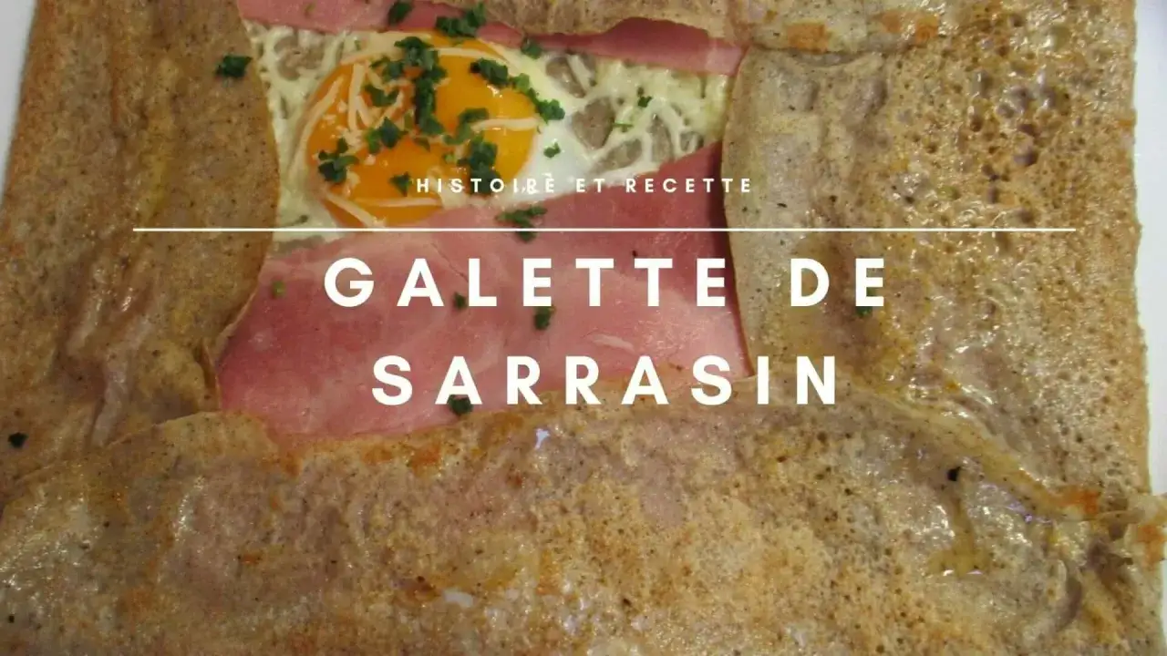 La galette de sarrasin de grand-mère marmiton, garnie d'un œuf au plat, de jambon et de fromage râpé, est prête à être dégustée.