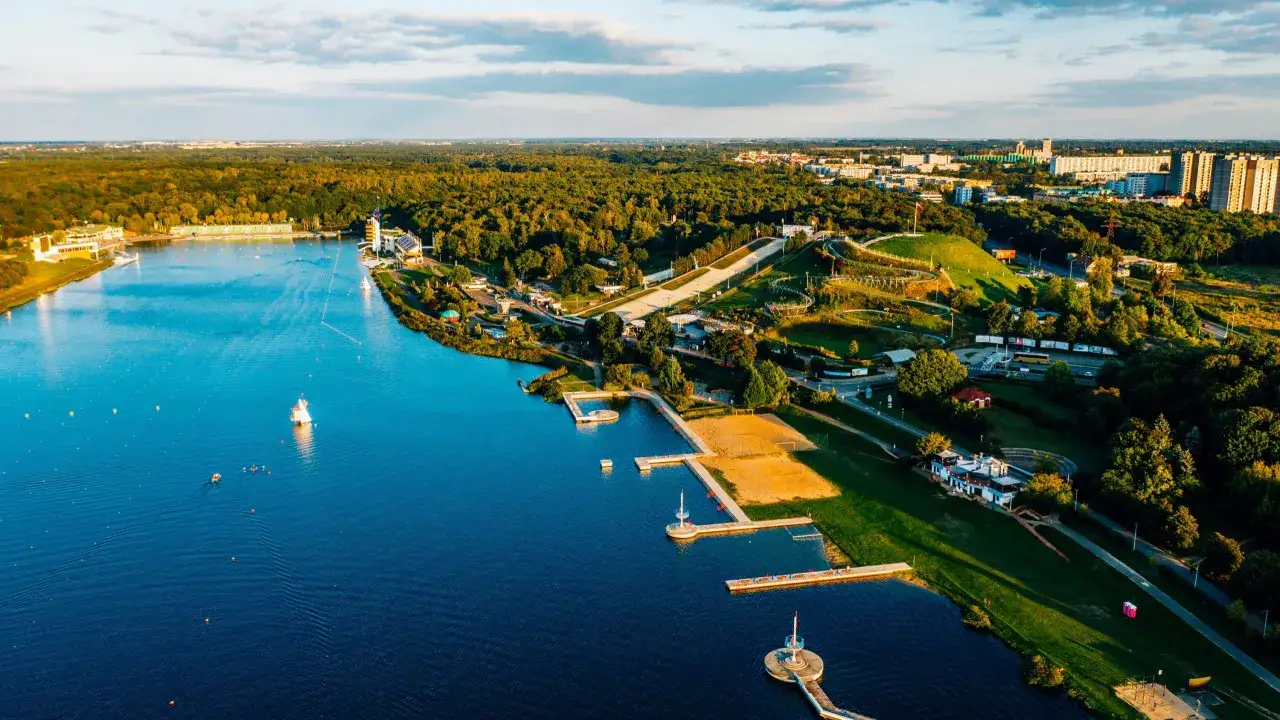 Malownicze jeziora na południu Polski, otoczone lasami i miejską zabudową. Widoczne są przystanie, plaża i tereny rekreacyjne.