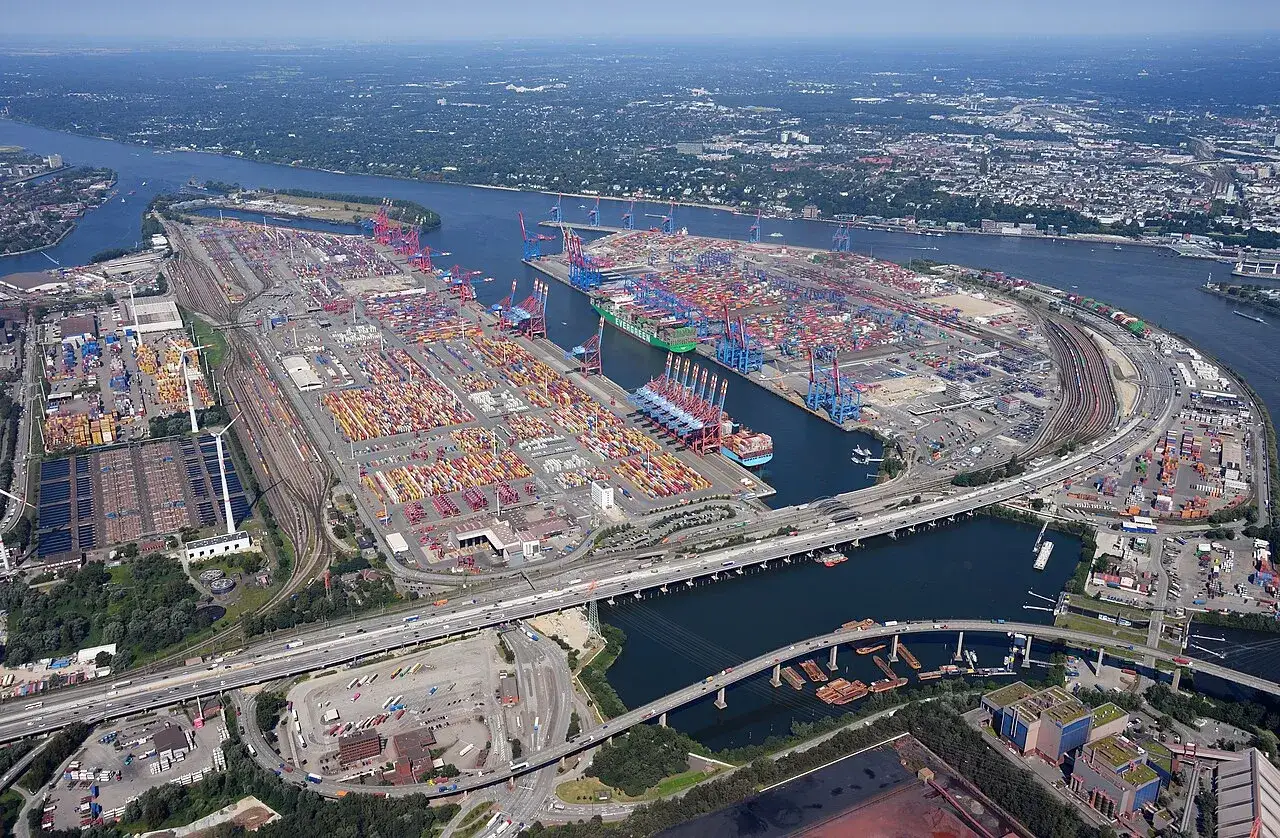 Port w Hamburgu z kontenerowcami i dźwigami
