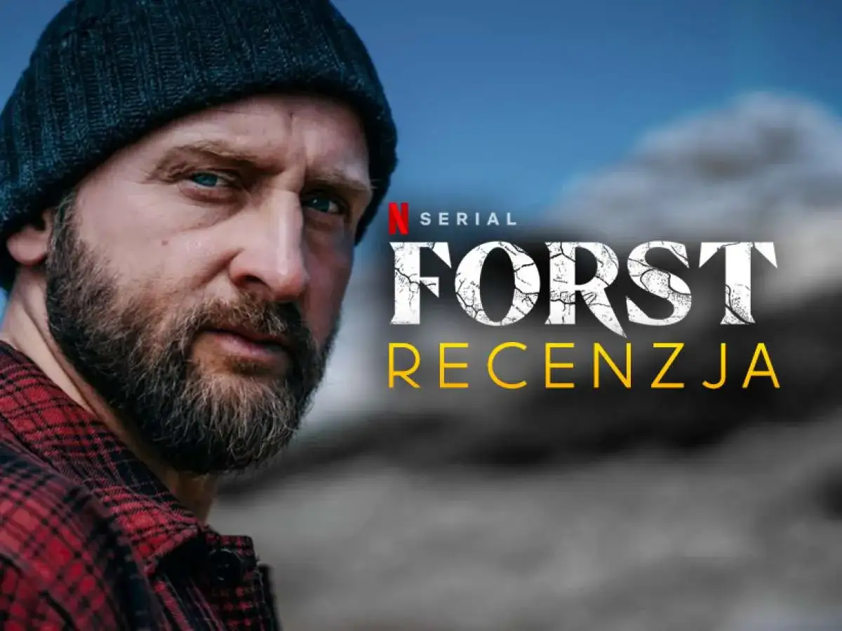 Komisarz Forst w czapce i flanelowej koszuli, z zamyśloną miną. Obok napis