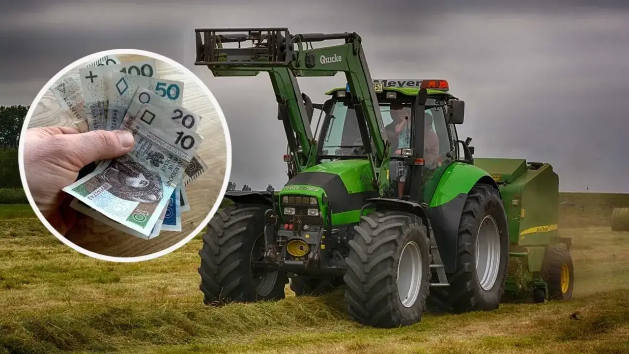 Ręka trzyma polskie banknoty, a w tle zielony traktor na polu. Czy to zapowiedź, jaka emerytura z KRUS po 10 latach?