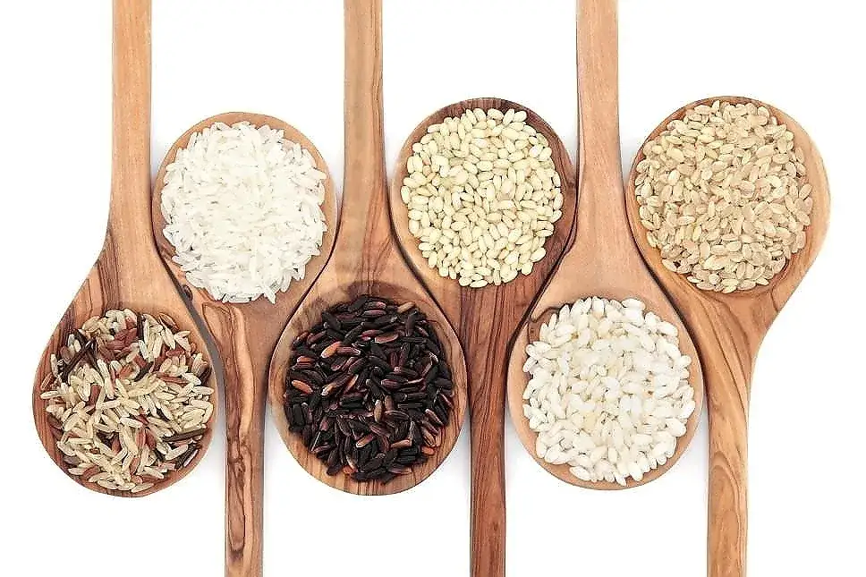 R&oacute;żne gatunki ryżu do prażenia: basmati, jaśminowy, arborio