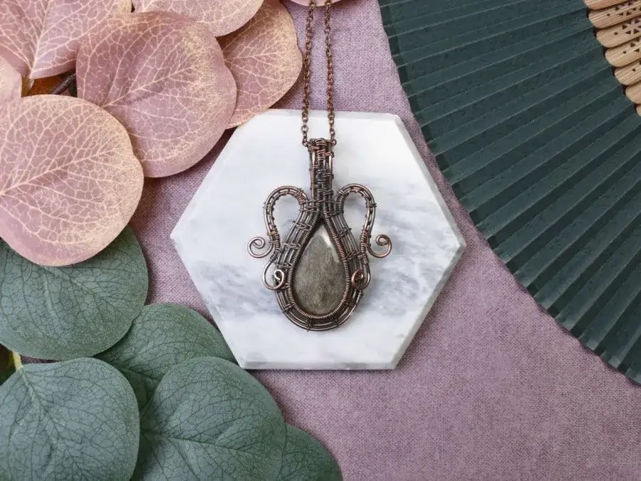 Naszyjnik wire wrapping z surową bryłką kamienia