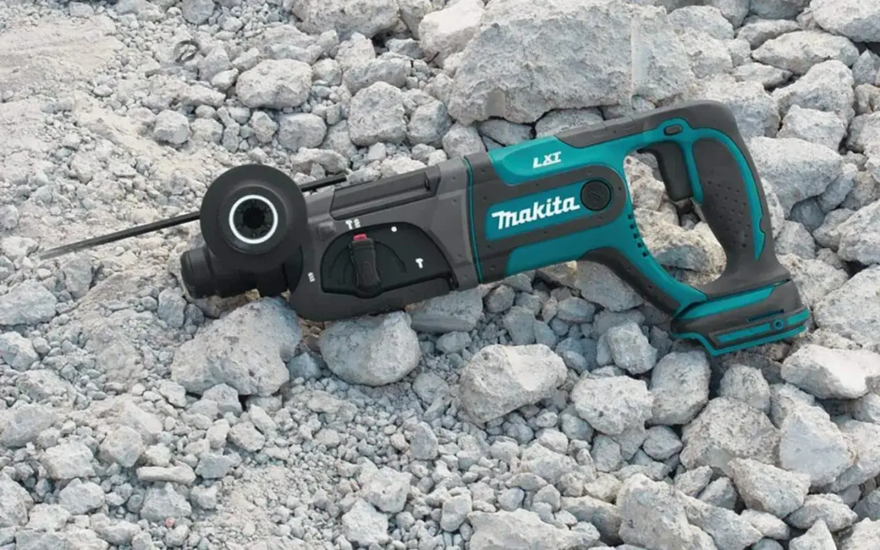 Marteau perforateur Makita LXT prêt à percer mur béton. Outil puissant sur gravats.