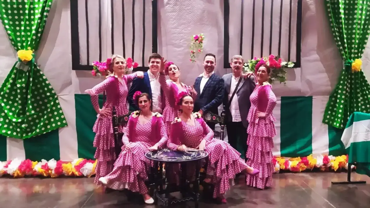 Grupo posa con trajes de flamenca rosas y lunares blancos, listos para la feria de abril Zaragoza.
