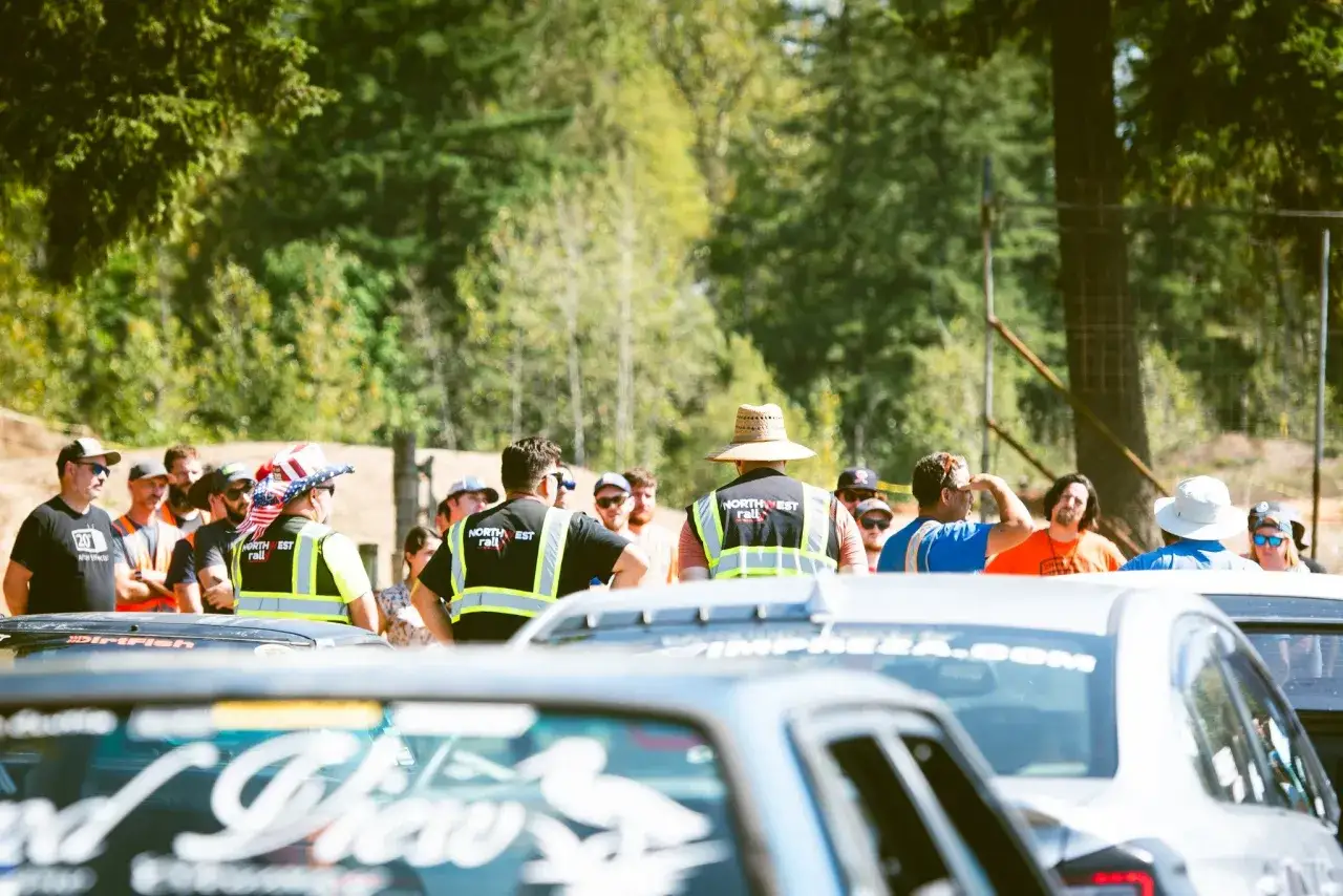 Rally-Fans versammeln sich, einige tragen Westen mit