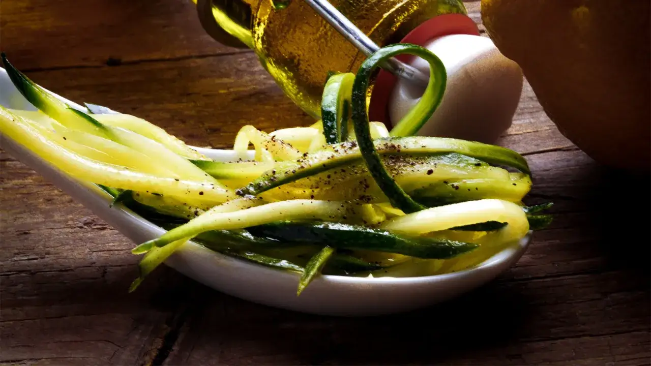 Delicate zucchine marinate crude, condite con pepe nero, pronte per essere gustate.
