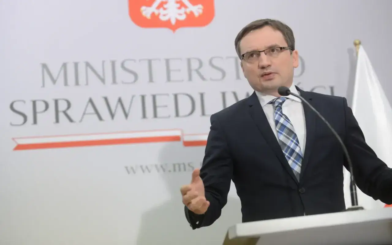Minister sprawiedliwości przemawia, podkreślając, że to sprawa traktowana jako najważniejsza dla zachowania dobrego imienia.