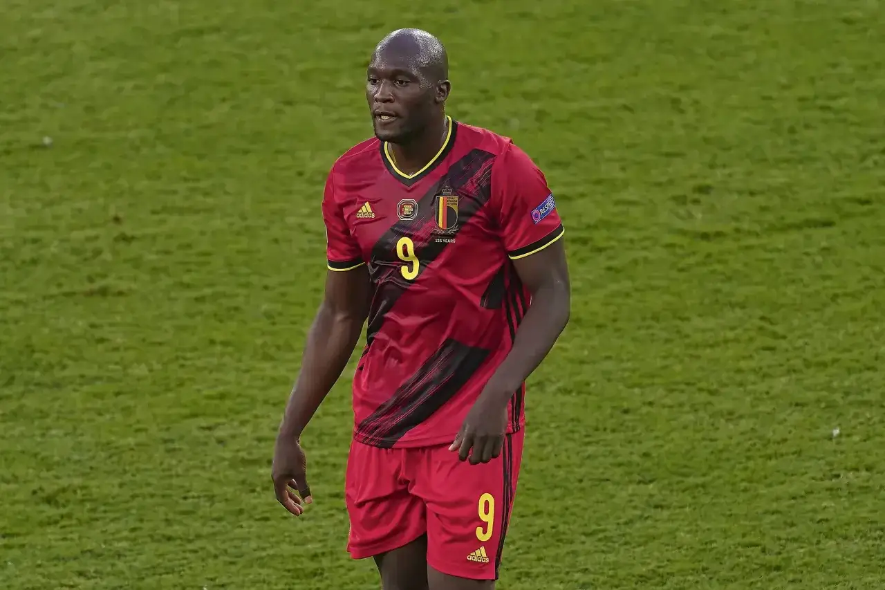 Romelu Lukaku w czerwonej koszulce Belgii z numerem 9, gotowy do meczu z Włochami.
