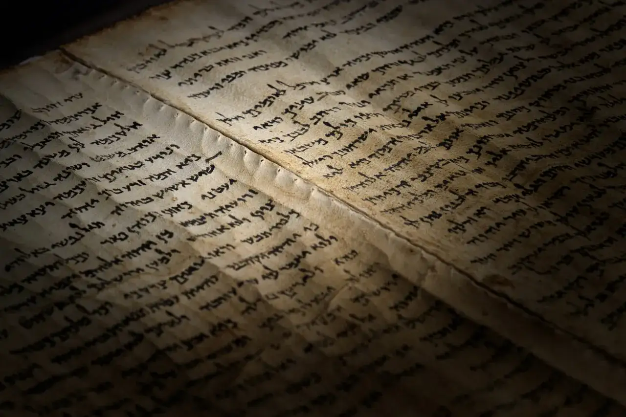 Starożytny zwój z hebrajskim pismem, który może zawierać odpowiedzi na pytanie, kto napisał Stary Testament.