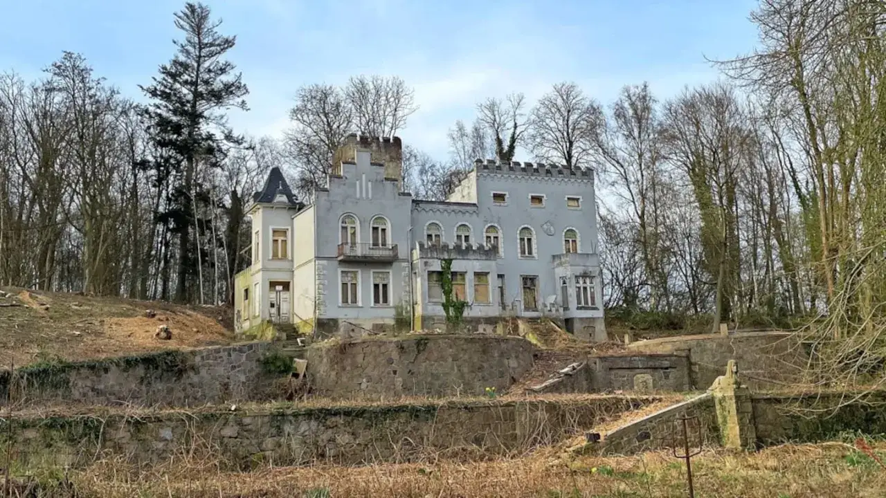 Verfallenes Schloss in Malente, ein Lost Place mit Türmchen und Zinnen, umgeben von kahlen Bäumen.