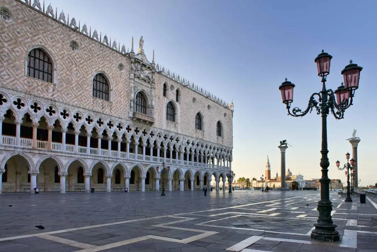 La Place Saint-Marc à Venise, avec le Palais des Doges et ses arcades. Idéal pour savoir que faire à Venise.