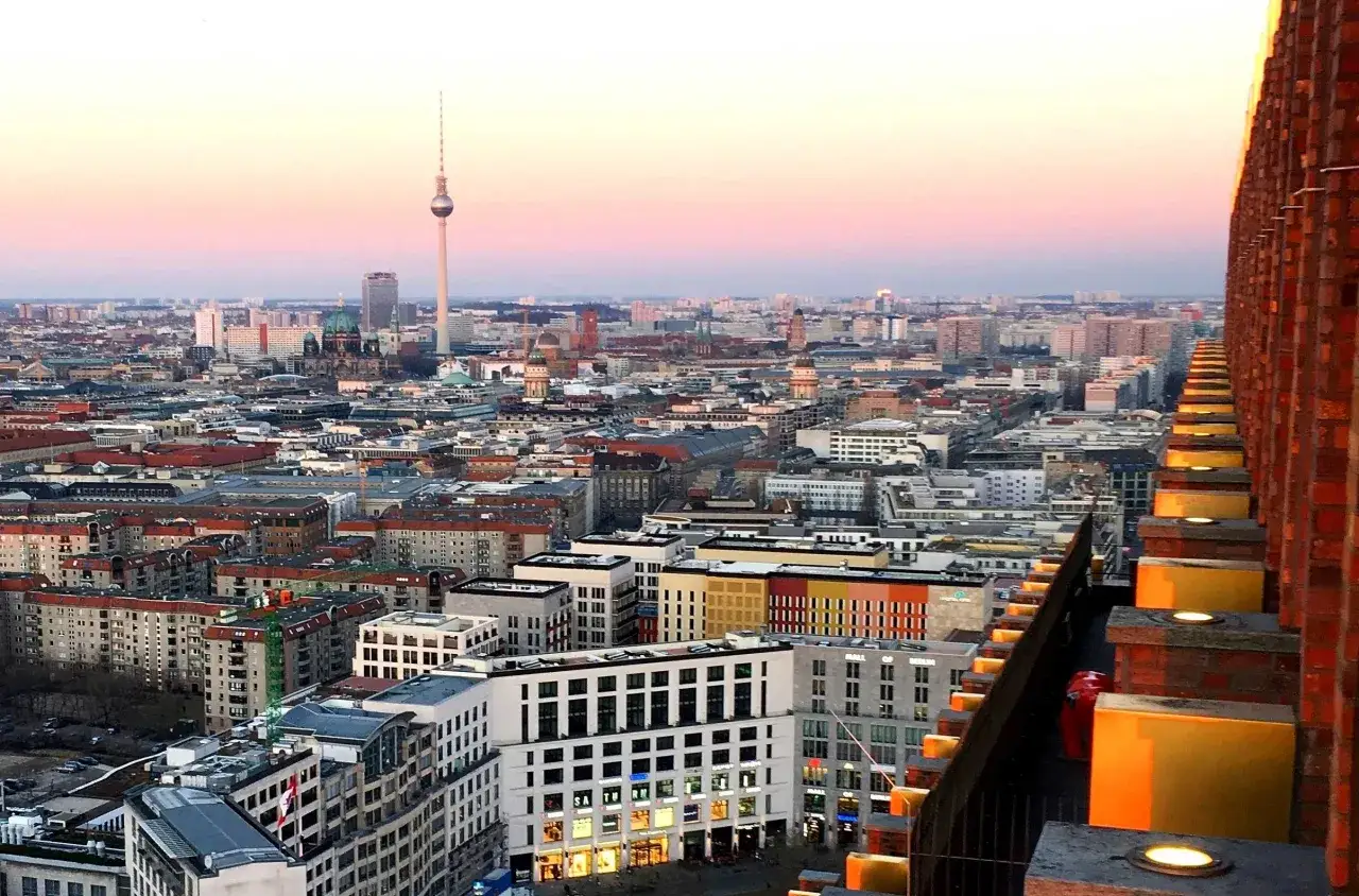 Blick &uuml;ber Berlin bei Sonnenuntergang mit dem Fernsehturm und dem Potsdamer Platz in der Ferne.