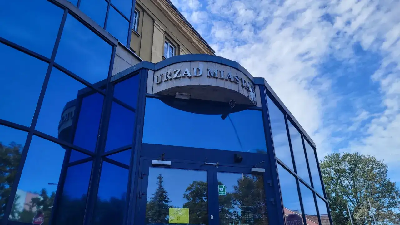 Urząd Miasta Częstochowy z niebieskimi, lustrzanymi oknami. Nad wejściem napis 