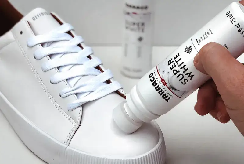 impregnacja białych but&oacute;w spray