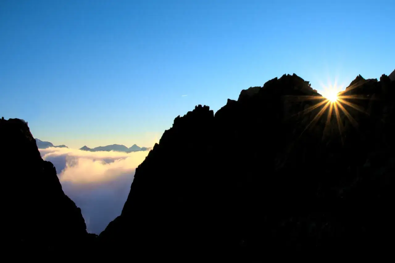 Lever du soleil sur les montagnes, un spectacle qui r&eacute;sume bien ce qu'est un bivouac : la nature &agrave; son &eacute;tat pur.
