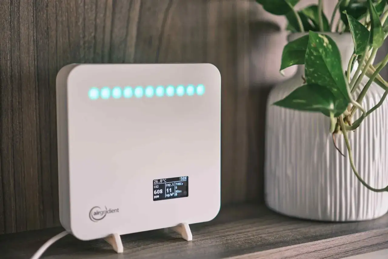 Monitor de calidad del aire muestra PM2.5 en 11 ug/m³, indicando valores normales para un ambiente saludable.
