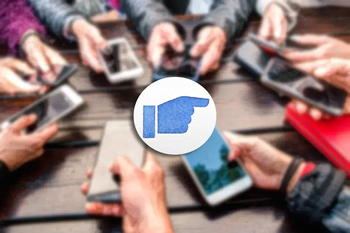 Ludzie patrzą w telefony, a na środku niebieski kciuk w prawo. Jak zaczepić na FB?