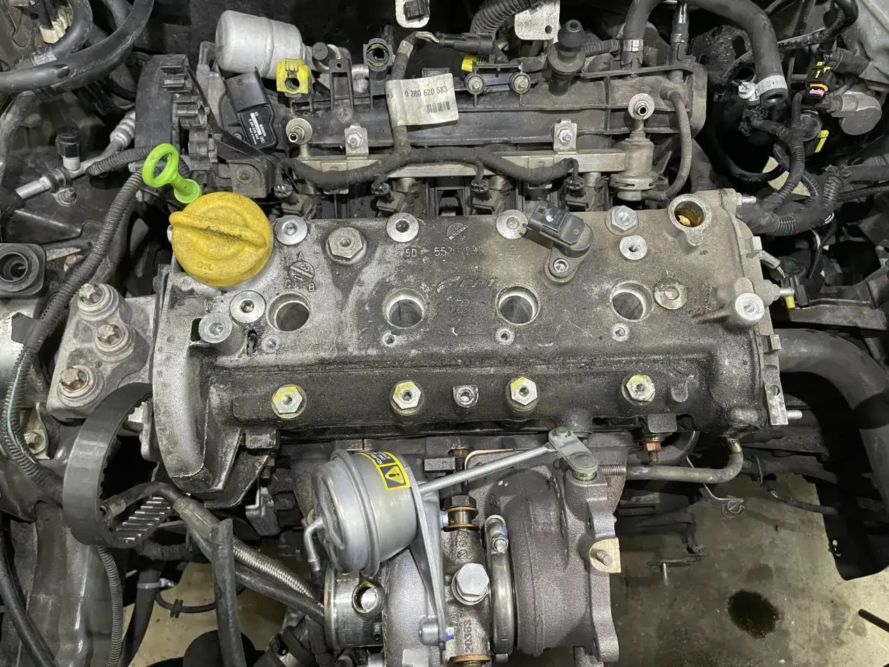 Silnik Fiata Punto 1.4 benzyna, z turbosprężarką i widocznym rozrządem. Zastanawiasz się, ile pali?