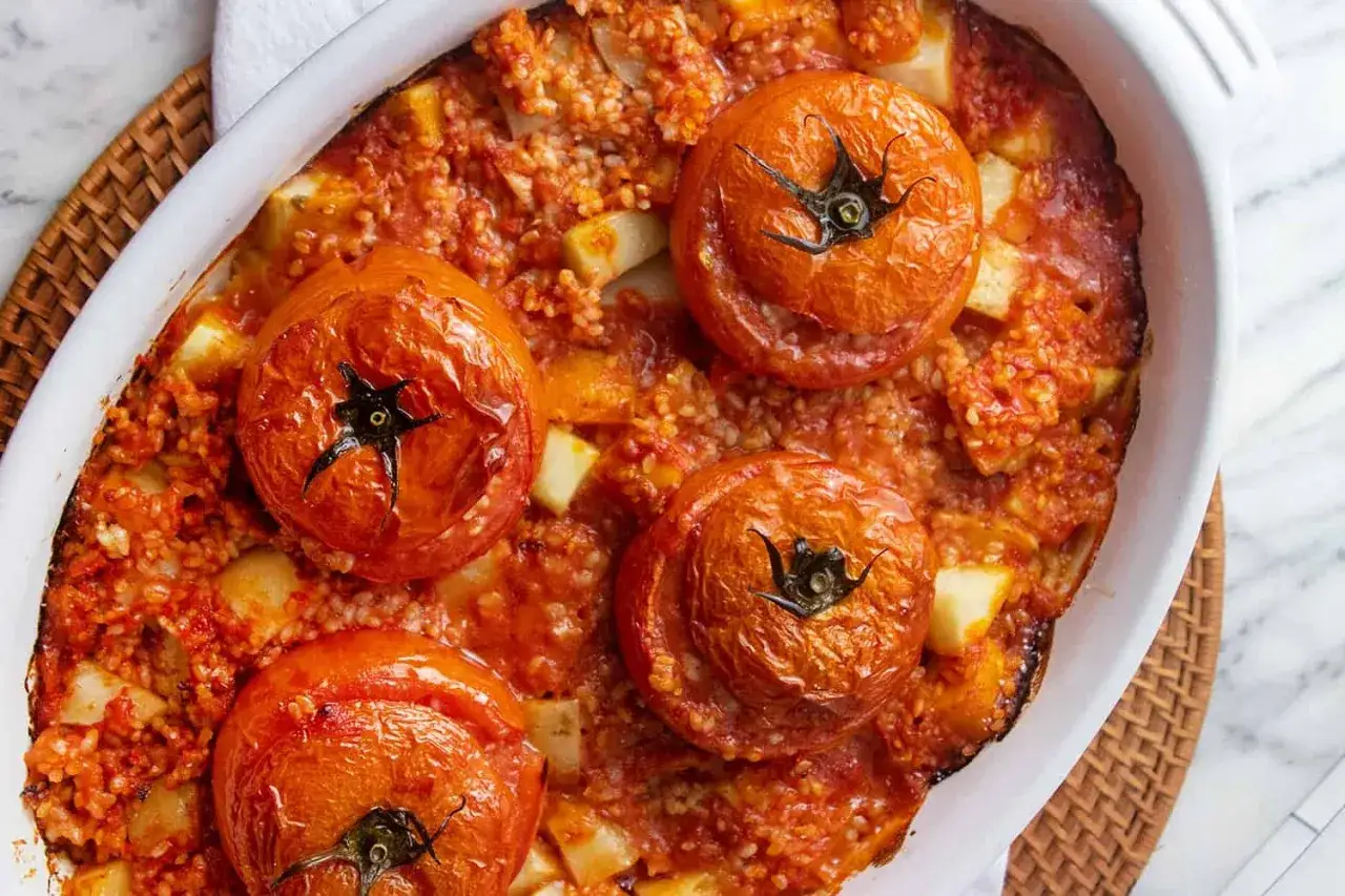 Tomates farcies au riz, baignant dans une sauce tomate savoureuse. Un plat r&eacute;confortant, parfait en accompagnement.