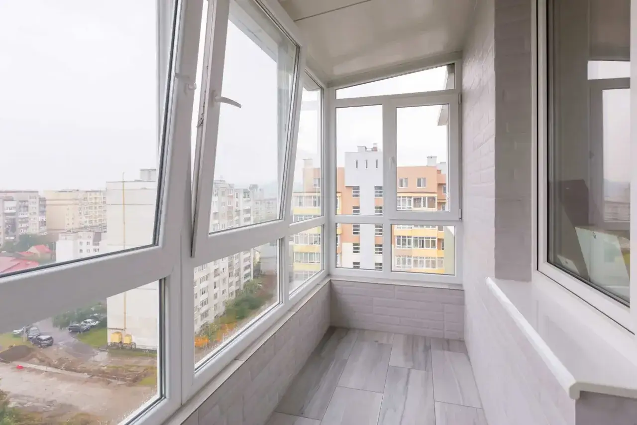 Ventanas modernas y luminosas, perfectas como ideas para cerrar balcones y disfrutar de vistas urbanas.